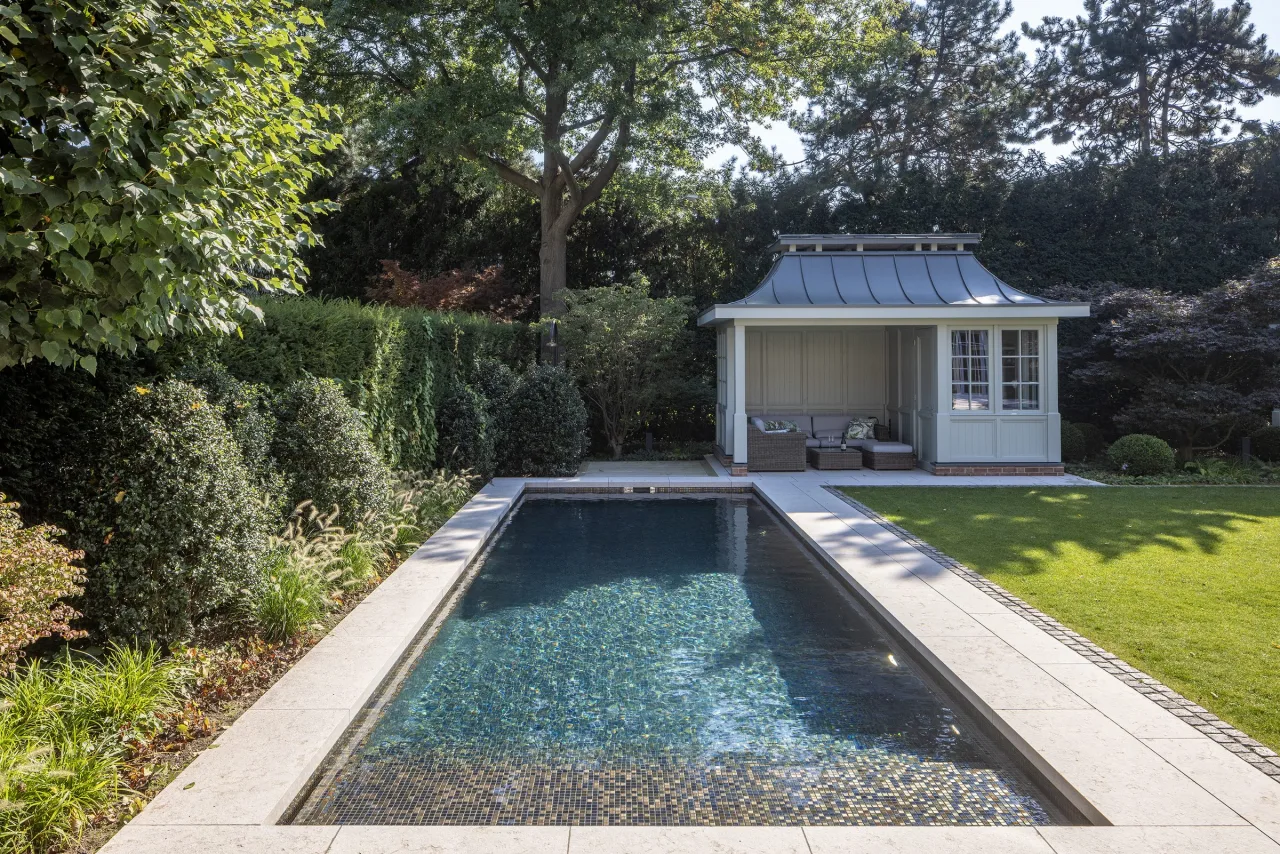 Monteur bei SUNPOOLS — Arbeit am glitzernden Poolbecken in der Morgensonne