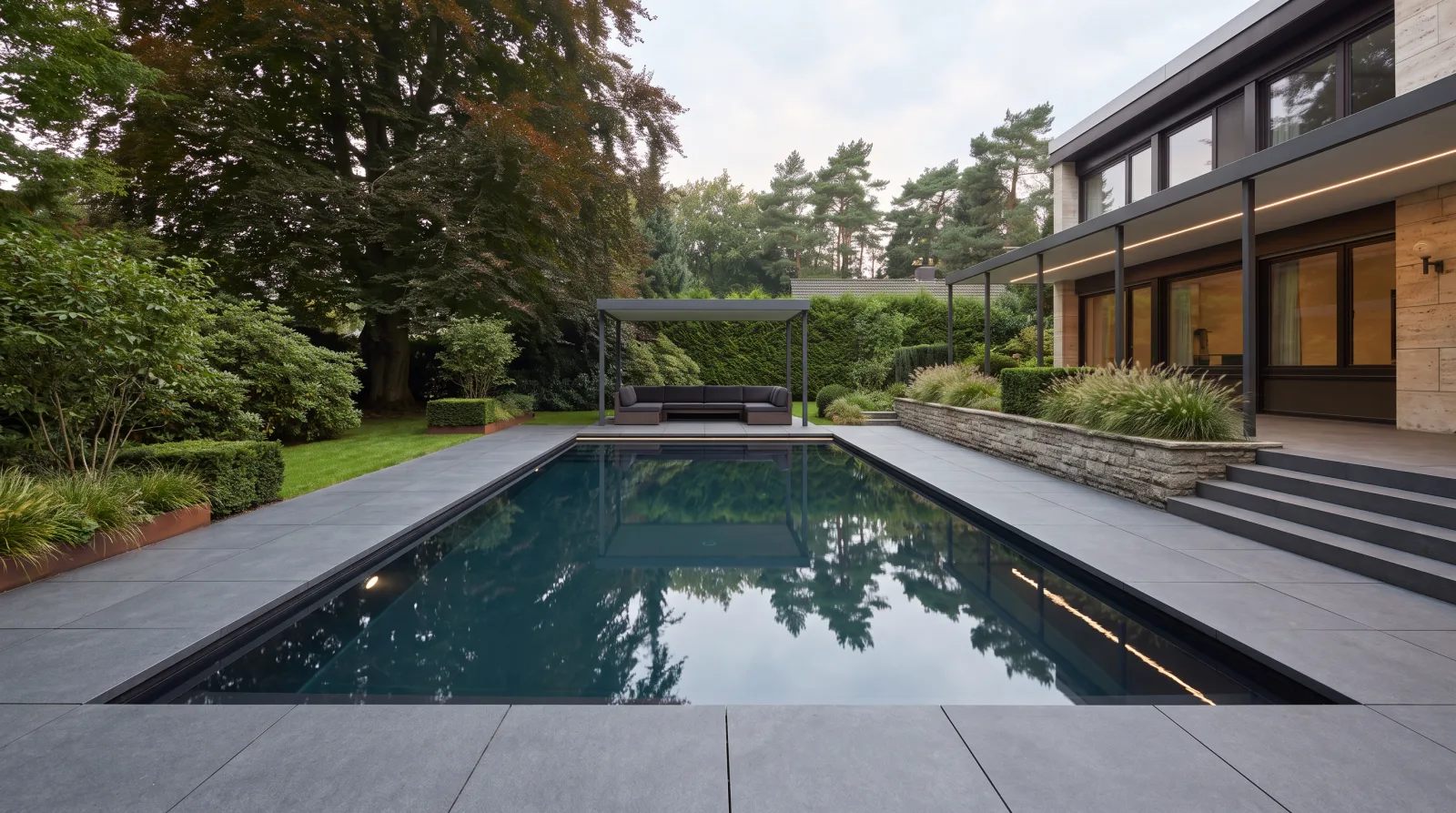 KI-generierte Darstellung: Dasselbe Becken nach der Sanierung — dunkle Beckenfarbe, neue Plattierung, Lounge unter der Pergola
